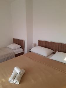 Zimmer mit 2 Betten und Handtüchern auf dem Bett in der Unterkunft Apartment Luka in Bibinje