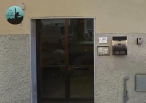 Una puerta a un edificio con un cartel. en Casa Lo Scoglio Della Ballerina en Livorno