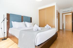 Een bed of bedden in een kamer bij Sky Terrace - Sea Views & BBQ by Silver Prop