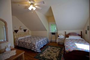 Un pat sau paturi într-o cameră la Lionheart Guest House by Elevate Rooms