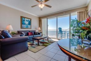 Гостиная зона в Boardwalk Beach Resort #806 by Book That Condo