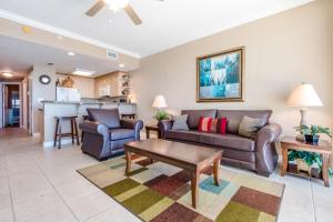 Гостиная зона в Boardwalk Beach Resort #806 by Book That Condo