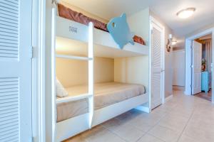Кровать или кровати в номере Boardwalk Beach Resort #806 by Book That Condo