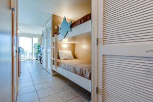 Кровать или кровати в номере Boardwalk Beach Resort #806 by Book That Condo
