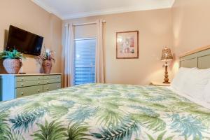 Кровать или кровати в номере Boardwalk Beach Resort #806 by Book That Condo