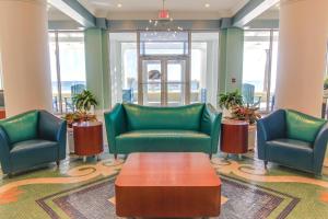 Гостиная зона в Boardwalk Beach Resort #806 by Book That Condo