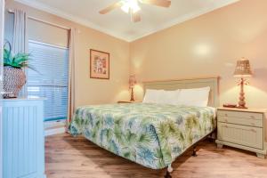 Кровать или кровати в номере Boardwalk Beach Resort #806 by Book That Condo