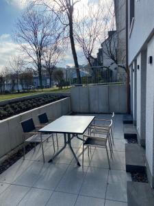 una mesa y sillas sentadas junto a una valla en Luxus Appartement Kapstadt, en Bergisch Gladbach