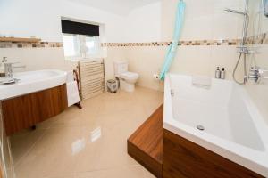 Koupelna v ubytování Minutes from Lyme Regis Self-Catering Suite with Stunning Countryside Views & Double Bath + 24 fotografií