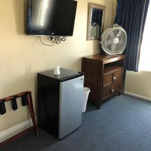 TV a/nebo společenská místnost v ubytování Rest Haven Motel