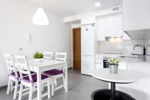 Kuchyň nebo kuchyňský kout v ubytování Eden Rentals Maday Home