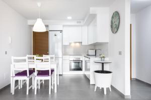 Kuchyň nebo kuchyňský kout v ubytování Eden Rentals Maday Home