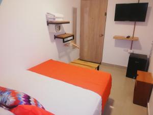 TV a/nebo společenská místnost v ubytování ETHNIC Thematic Hotel + 35 fotografií