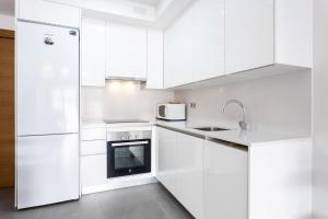 Kuchyň nebo kuchyňský kout v ubytování Eden Rentals Maday Home