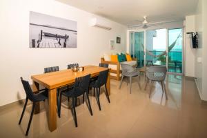 - une salle à manger et un salon avec une table et des chaises dans l'établissement Magico Apartamento Frente al Mar 3 Habitaciones AR33, à Coveñas