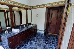 a bathroom with a sink and a large mirror at Canto das Águas Atibaia in Atibaia +44 photos