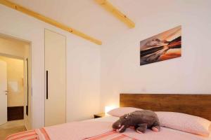 Łóżko lub łóżka w pokoju w obiekcie Apartment in Silo - Insel Krk 39710
