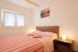 sypialnia z łóżkiem i dwiema poduszkami w obiekcie Apartment in Silo - Insel Krk 39710 w mieście Šilo