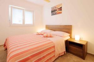 sypialnia z dużym łóżkiem i oknem w obiekcie Apartment in Silo - Insel Krk 39710 w mieście Šilo +21 zdjęć