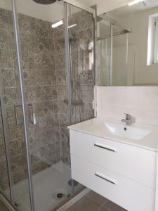een badkamer met een wastafel en een douche bij Appartamenti con 1 e 2 camere Caldiero in Caldiero