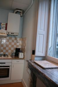 cocina con encimera y ventana en Appartement T4 - Centre de Luchon - 6 pers - Ski - Randonnée - Cure en Luchon