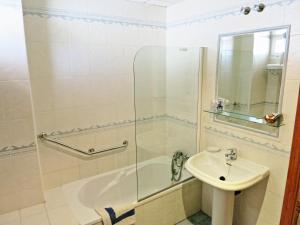 Ванная комната в Hostal Brisamar