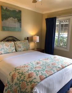 Un pat sau paturi într-o cameră la Rest Haven Motel