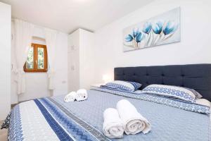 Holiday home in Veli Losinj 40979 tesisinde bir odada yatak veya yataklar