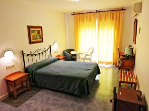 Кровать или кровати в номере Hostal Brisamar