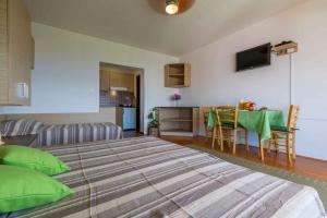 Postel nebo postele na pokoji v ubytování Apartments in Crikvenica 39516