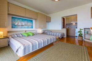 Postel nebo postele na pokoji v ubytování Apartments in Crikvenica 39516
