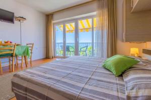 Postel nebo postele na pokoji v ubytování Apartments in Crikvenica 39516