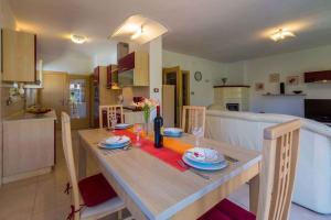 Fotografie z fotogalerie ubytování Holiday home in Tribalj 39243 v destinaci Tribalj