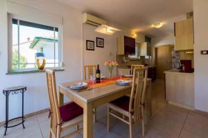 Fotografie z fotogalerie ubytování Holiday home in Tribalj 39243 v destinaci Tribalj