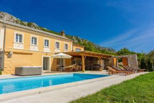 Villa con piscina frente a una casa en Holiday home in Bribir 39113, en Bribir