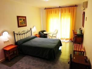 Кровать или кровати в номере Hostal Brisamar