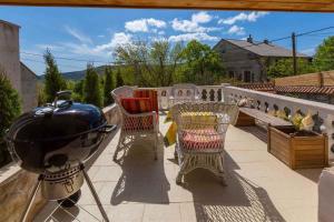 d'une terrasse avec un barbecue et des chaises sur le toit. dans l'établissement Holiday home in Blaskovici-Grizane 39289, à Antovo