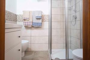 une salle de bain avec douche et toilettes dans l'établissement Studio in Porto Santa Margherita 40284, à Porto Santa Margherita