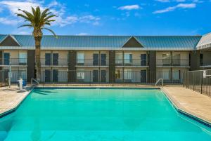Motel 6-Tucson, AZ-Downtown tesisinde veya buraya yakın yüzme havuzu