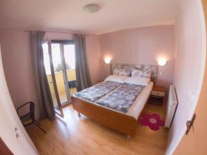 Posteľ alebo postele v izbe v ubytovaní Apartments in Njivice/Insel Krk 39735