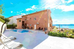 Bazén v ubytování Apartments in Novi Vinodolski 39369 nebo v jeho okolí