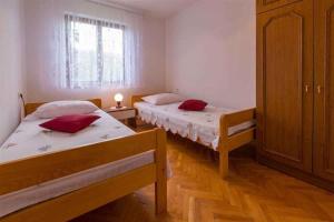 Postel nebo postele na pokoji v ubytování Apartments in Jadranovo 39281
