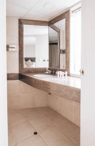 Et badeværelse på Suites del Bosque Hotel