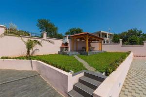 Vonkajšia záhrada v ubytovaní Apartment in Crikvenica 39198