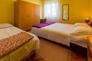 een hotelkamer met 2 bedden en een kast bij Apartment in Crikvenica 39213 in Crikvenica