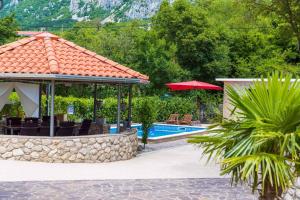 Bazén v ubytování Holiday home in Grizane 39291 nebo v jeho okolí