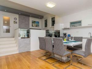 Il comprend une cuisine et un salon avec une table et des chaises. dans l'établissement Apartment in Njivice/Insel Krk 35106, à Njivice
