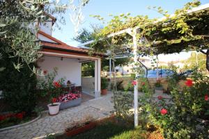 Vonkajšia záhrada v ubytovaní Apartment in Funtana - Istrien 12232