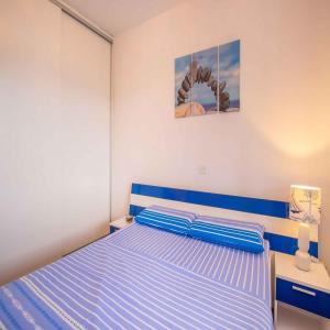 Giường trong phòng chung tại Apartments in Vrbnik/Insel Krk 13598