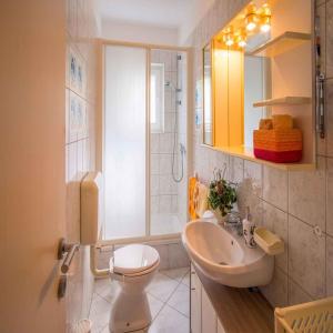Phòng tắm tại Apartments in Vrbnik/Insel Krk 13598